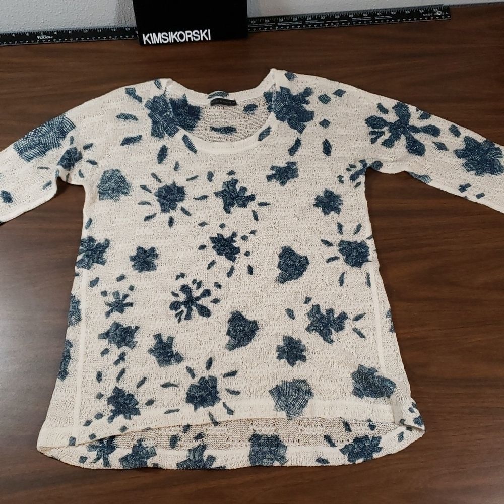 Nally & Millie Cream & Blue Floral Knit Scoop Neck‎ Sweater ¾ Sleeves Small